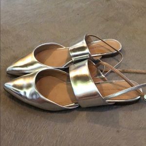 Banana republic silver metallic shoe. Flat 8. Runs